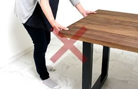 家具を引きずって移動させない