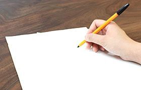 ボールペンなど先の硬いペンを使う時は下敷きを使用する