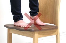 椅子や机の上に乗らない
