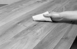 サンドペーパーをかけた後の粉塵やホコリをウエスで払う様子