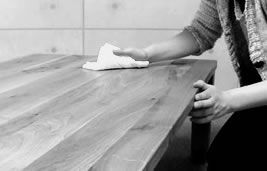 塗布したオイルをウエスでしっかりと拭き取る様子