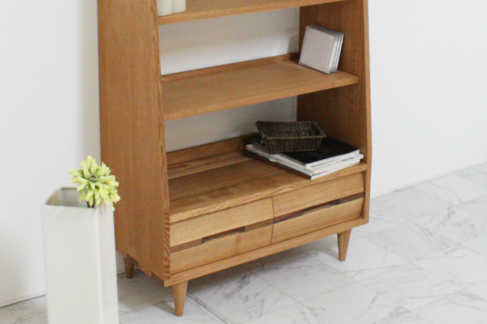 スロープ ブックシェルフ｜タモ - 天然木・無垢の家具専門店【Kontia】