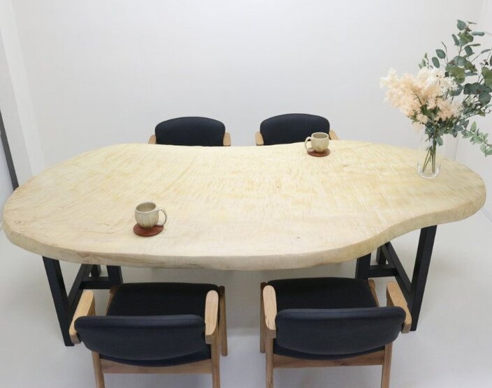 栃の木の椅子(出品している近藤工芸一枚板テーブルとのセット品)