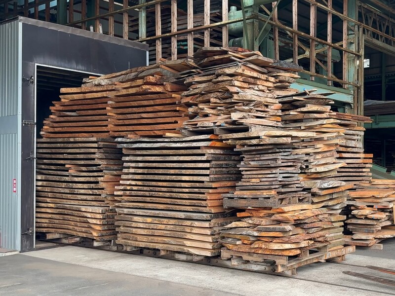 神代木の加工風景